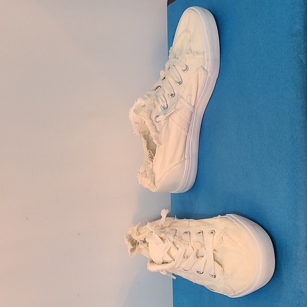 White Sneakers 👟